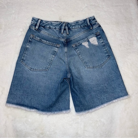 Good American Bermuda Good Icon Jean Denim Distressed Shorts Size 4/27 - Picture 4 of 9